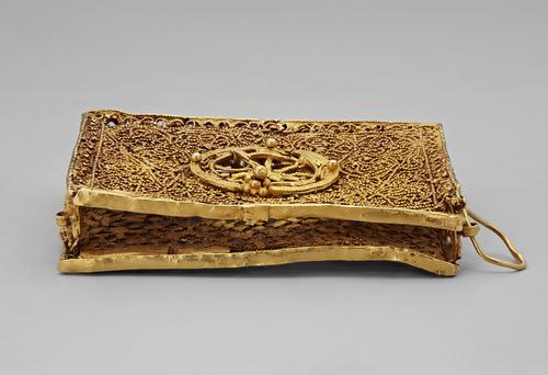 View of the open top of the Rectangular Qur’an case, box construction worked with very fine wire and granulation.